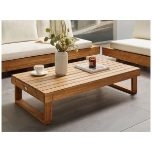 Tavolino da esterno rettangolare Beliani Marettimo in legno acacia marrone con decorazioni su terrazza.