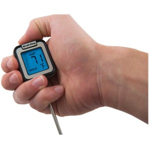 Termometro digitale a sonda Broil King in mano, utensile per grigliare con display blu.