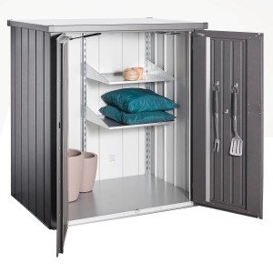 Armoire de terrasse Biohort Romeo Gr. L ouverte, gris foncé, avec étagères et accessoires.