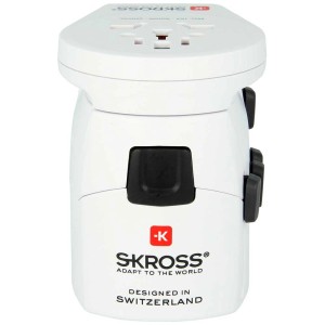Weißer Skross® Reiseadapter World Pro mit USB-Port für Steckdosenleisten.