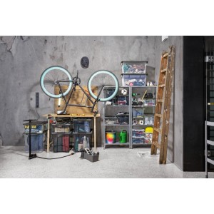 Boîte de rangement transparente Rotho EVO SAFE avec couvercle anthracite, empilée en atelier.