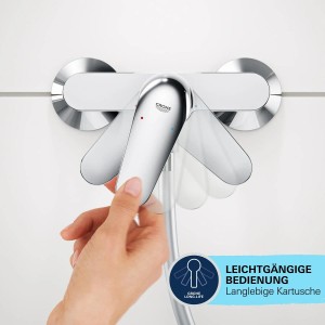 Miscelatore per vasca Grohe QuickFix Start Alira cromato, mano che lo aziona.
