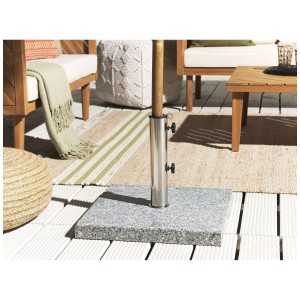 Support de parasol Beliani Ceggia en granit gris avec tube en acier inoxydable sur terrasse.