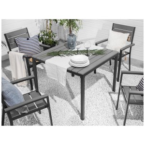 Tavolo da giardino quadrato Beliani Prato grigio in legno artificiale con struttura nera e decorazioni.