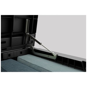 Box Keter Northwood 630 l in plastica aperta con molla a gas e cuscini.