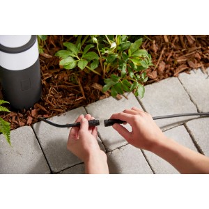 Philips Hue Verlängerungskabel für Aussenleuchten im Garten verbinden.