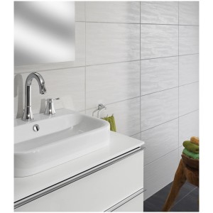 Salle de bain avec carrelage mural Meissen Minos White, texture mate, 30x60 cm.