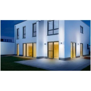 Moderna lampada da esterno Steinel L 930 antracite su una parete di casa con luce up e down.