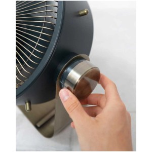 Ventilateur sur pied Castor anthracite avec la main sur le bouton de réglage de la vitesse.