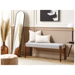 Banquette de lit Beliani Elyria, tissu gris, pieds marron foncé, utilisée comme tabouret.