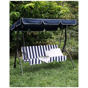 Altalena Hollywood Chaplin blu scuro con motivo a righe e parasole in giardino.