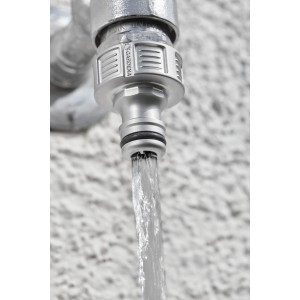 Raccord de robinet Gardena Premium (G 1'') sur robinet avec eau courante.