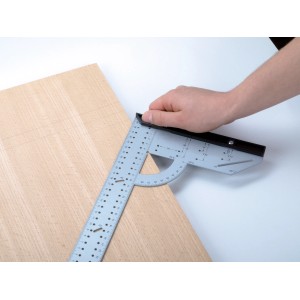 Squadra universale LUX 280 x 500 mm Classic in uso su legno, per misurare e segnare.