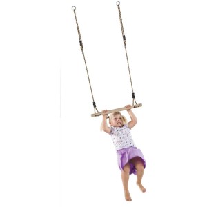Trapèze en bois pour balançoire : Barre droite avec cordes, enfant qui se balance.