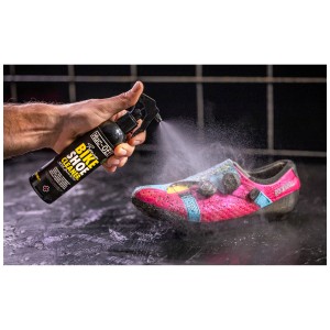 Application : Le nettoyant pour chaussures Muc-Off nettoie les chaussures de vélo de la saleté.
