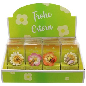 Bunte Kühlschrankmagnete mit Ostermotiven (Blumen, Insekten) im Verkaufsdisplay, Gartendeko.