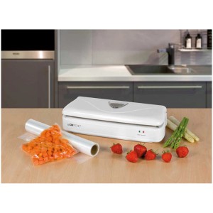 Clatronic Folienschweissgerät FS 3261 mit Folie, Gemüse und Erdbeeren auf einer Küchentheke.