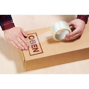 Application de ruban adhésif d'emballage transparent LUX sur un carton.