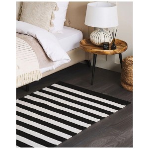 Beliani Outdoor-Teppich Tavas, schwarz-weiss gestreift, rechteckig, handgewebt aus Polyethylen. Ideal für Terrasse & Balkon.