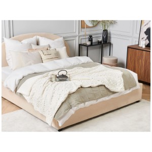 Coperta beige con stelle dorate su un letto. Plaid decorativo.