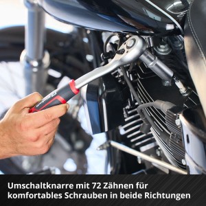 Kit d'outils Einhell : cliquet avec douille utilisé sur une moto.