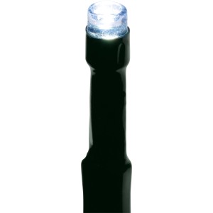 Gros plan d'une ampoule LED blanc froid lumineuse sur câble vert de la guirlande extérieure OBI.