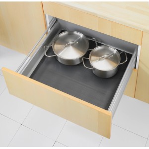 Tapis antidérapant noir Wenko (150x50 cm) dans un tiroir avec des casseroles. Ustensile de cuisine pour plus d'ordre.
