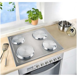 Copri piano cottura Wenko in acciaio inox, set da 4 (2x Ø 16 cm, 2x Ø 20 cm) su un fornello.
