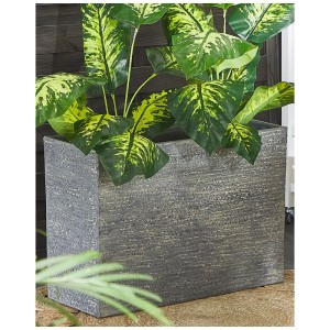 Pot de fleurs rectangulaire gris Beliani Edessa 50x29x70 cm avec plante verte.