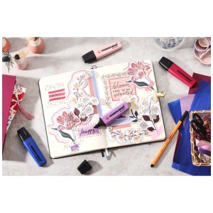Set de surligneurs Stabilo Boss Original en gris-violet (3 pièces) sur un carnet décoré.