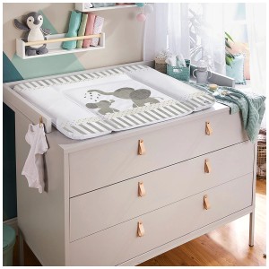Large matelas à langer Rotho Modern Elephants sur commode à langer. Motif éléphants, rayures grises et blanches.
