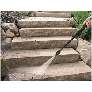 Nettoyeur haute pression Kärcher K 2 Universal Edition en utilisation sur des marches en pierre.