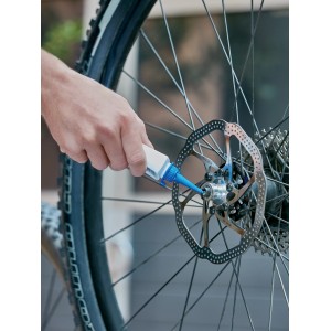 Application de graisse pour roulements à billes (tube de 50g) sur un roulement à billes de vélo.