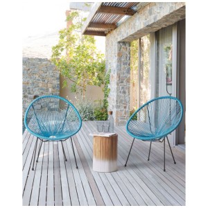 Due sedie da giardino Acapulco blu con struttura in acciaio nero su terrazza in legno. Design moderno.