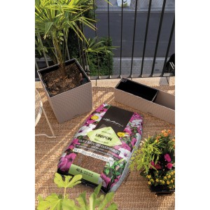 Sacco di terriccio Lechuza UniPon 40L con piante in vaso su un balcone.