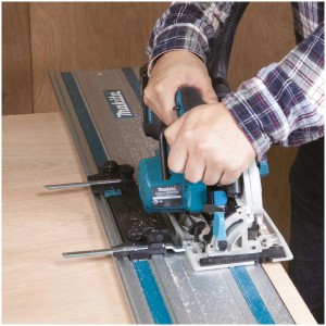 Sega circolare a batteria Makita DHS680ZJ in uso con binario di guida. Sega elettrica per tagli precisi del legno.