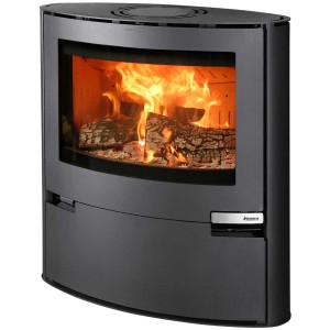 Poêle à bois Aduro 15 en acier noir avec bois brûlant dans le foyer.