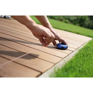 LUX tracciatore a polvere Classic in uso: marcatura di una linea su terrazza in legno.
