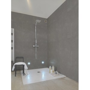Salle de bain avec panneaux décoratifs muraux gris Grosfillex Element Compact Béton Gris.
