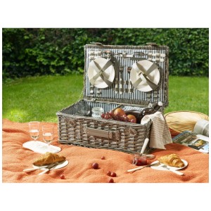 Panier pique-nique Beliani Figue en osier gris avec accessoires pour 4 personnes sur couverture en extérieur. Idéal camping.