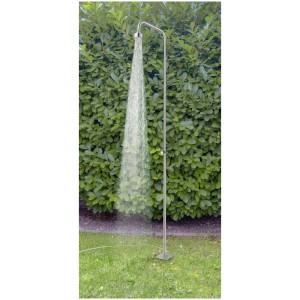 Doccia da giardino Diaqua Simple in acciaio inox con getto d'acqua davanti a siepe verde.
