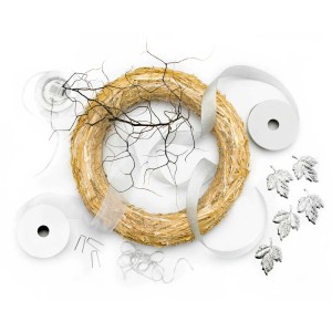 Couronne de paille 350x50 mm avec des éléments décoratifs comme un ruban argenté et des feuilles pour les loisirs créatifs.