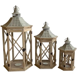 Ensemble de trois lanternes en bois hexagonales marron clair de différentes tailles.