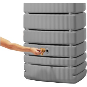 Serbatoio da parete 4rain Slim, 650 litri, grigio pietra con rubinetto in uso.