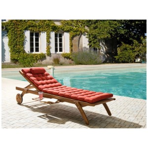 Sonnenliege Cesana aus Akazienholz mit roter Auflage am Pool. Verstellbare Rückenlehne, Auszieh-Tablett, Rollen.