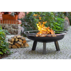 Schwarze CookKing Feuerschale Porto (Ø 60 cm) mit Holzscheiten und Flammen im Garten.