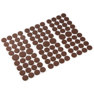 Lot de 105 patins en feutre marron pour meubles et protection des surfaces.