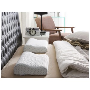 Due cuscini Kangto Memory Foam Gel 50x30 cm su un letto. Ideale per chi soffre di allergie e dorme sulla schiena.