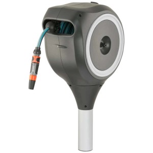Gardena RollUp S box per tubo da giardino con tubo e lancia su picchetto.