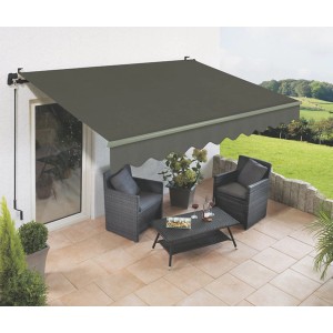 Tenda a braccio antracite 400x250 cm che ombreggia un patio con mobili.